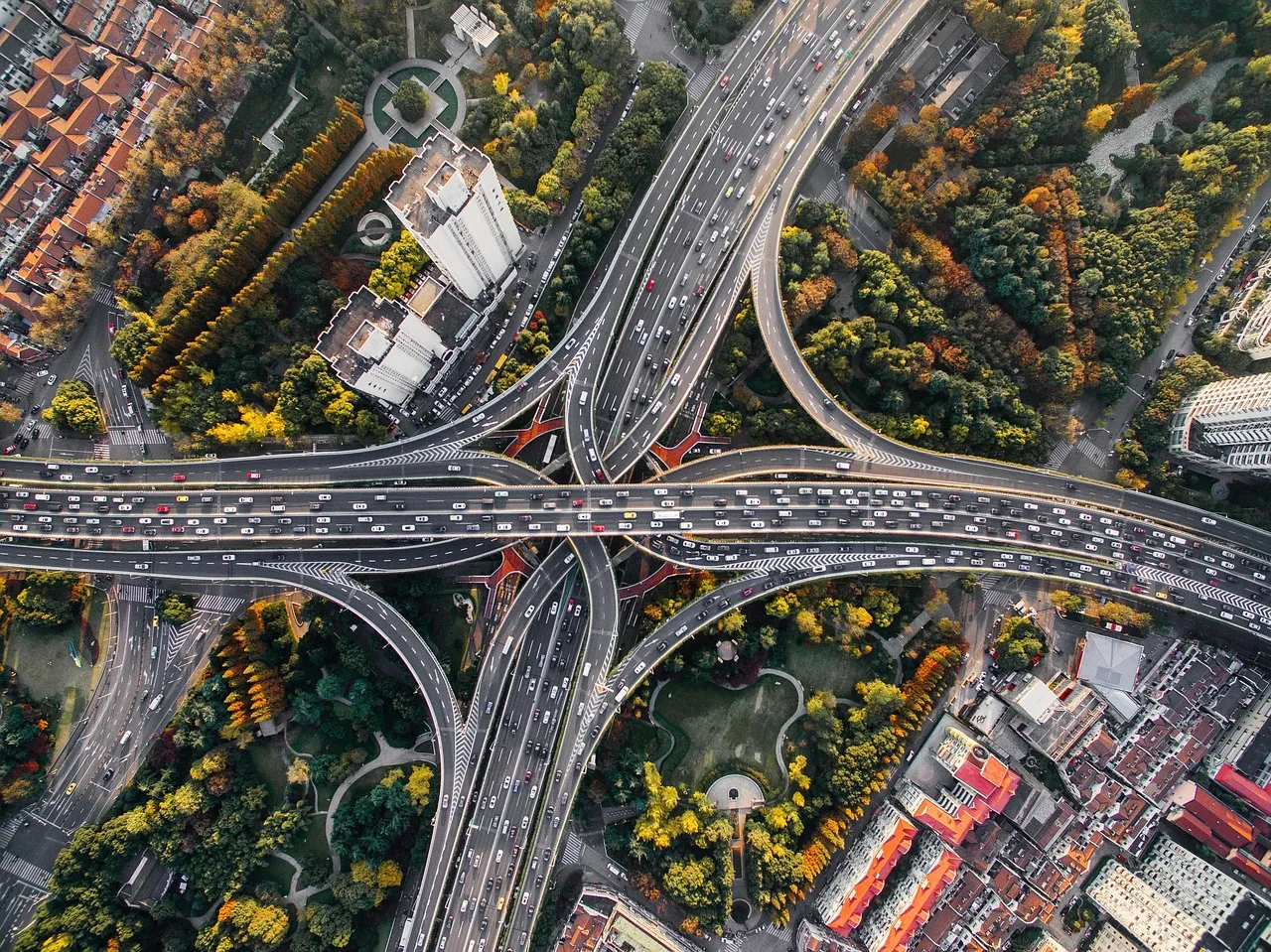 Prediksi Tren Teknologi 2026: Kematangan AI, Ekspansi Edge Computing, dan Transformasi Desain Urban oleh Kendaraan Otonom
