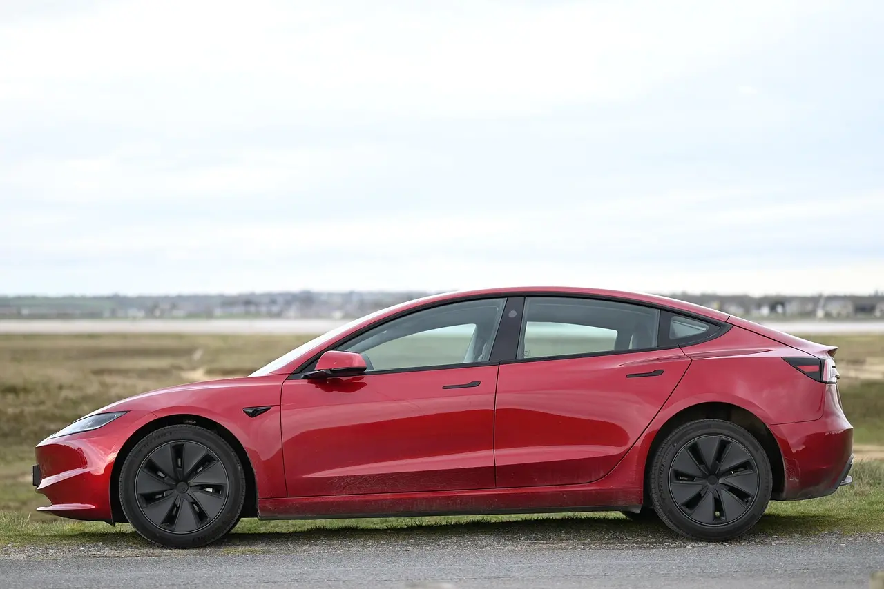 Penurunan Produksi Mobil Global 2026: Tarif Perdagangan Mengancam, EV dan Inovasi Tech Tetap Bersinar