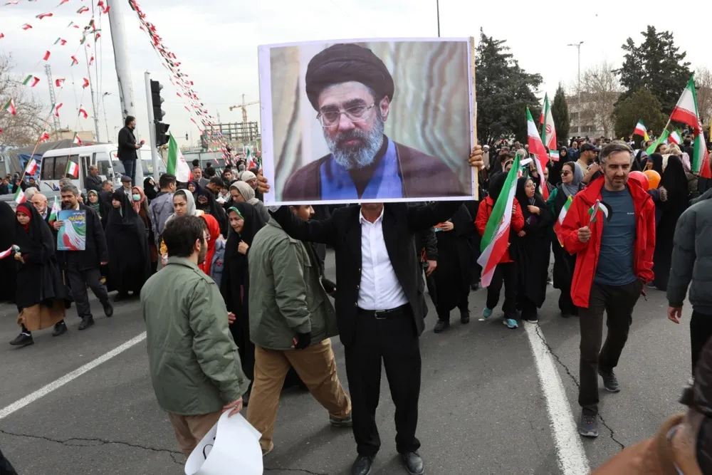 Dari Sedan Jadi Pemimpin Tertinggi: Bagaimana Perubahan Politik Iran Pengaruhi Industri Otomotif Global?