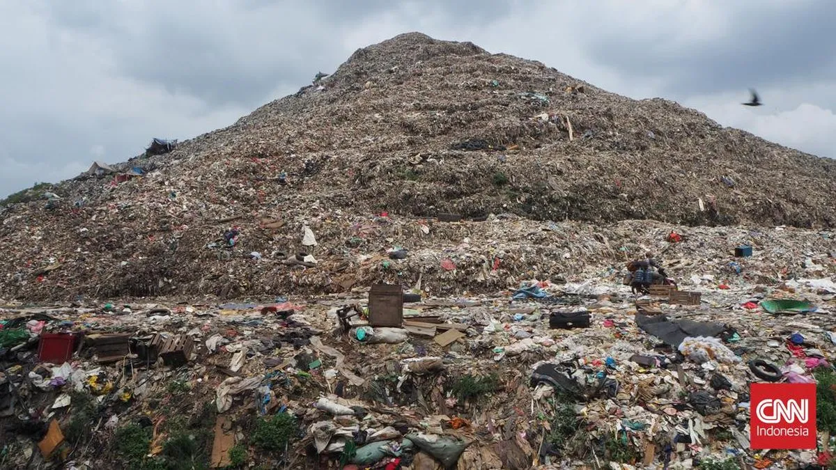 Tragedi Longsor Gunung Sampah Bantargebang: 4 Nyawa Pengemudi Truk Melayang, Potensi Kecelakaan Lokal Terungkap!