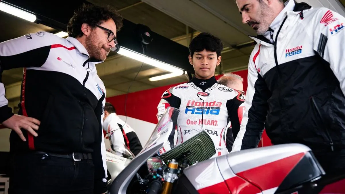 Keunikan Veda Ega Pratama: Menghindar Semprotan Sampanye di Podium Moto3 Brasil