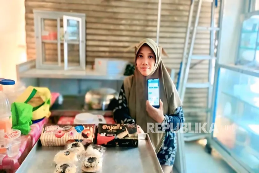 Akses Pembiayaan UMKM Dorong Pertumbuhan Ekonomi Keluarga Usaha Kue di Semarang