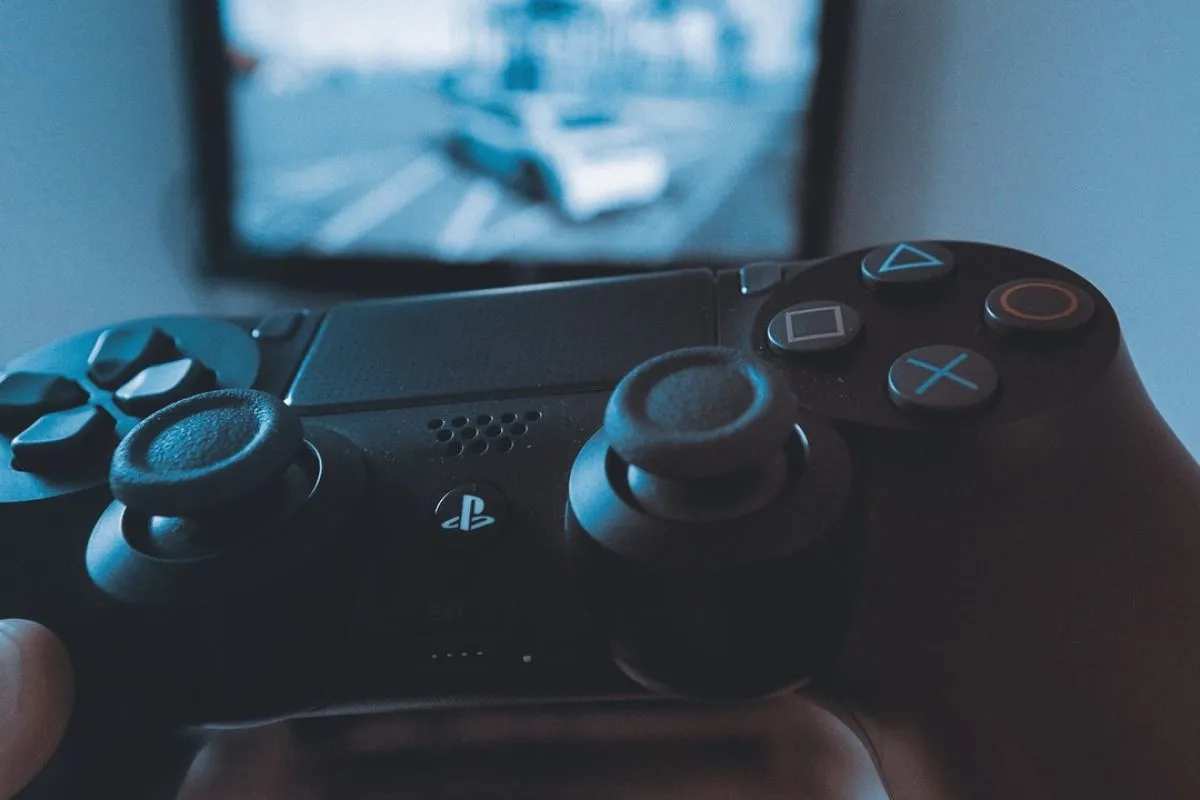 PS4 vs PS5: Pertimbangan Strategis Pembelian Konsol di Akhir 2025