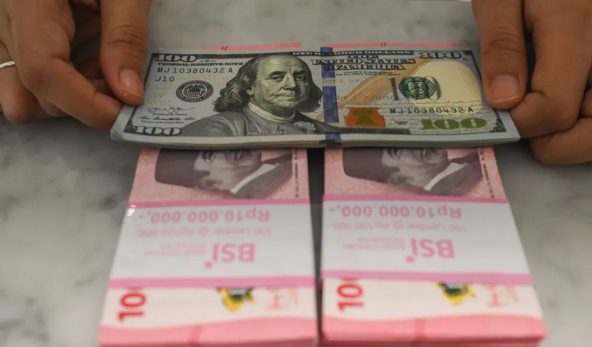 Rupiah Tertekan Sentimen Domestik Negatif, Defisit APBN dan Cadangan Devisa Menurun