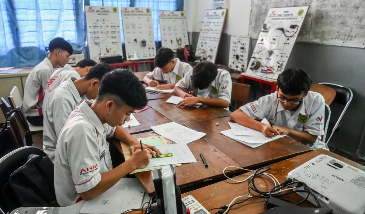 Ekonomi 2026: BBM Subsidi Stabil, Iran Raup Triliunan dari Selat Hormuz, dan DKI Buka 103 Sekolah Gratis