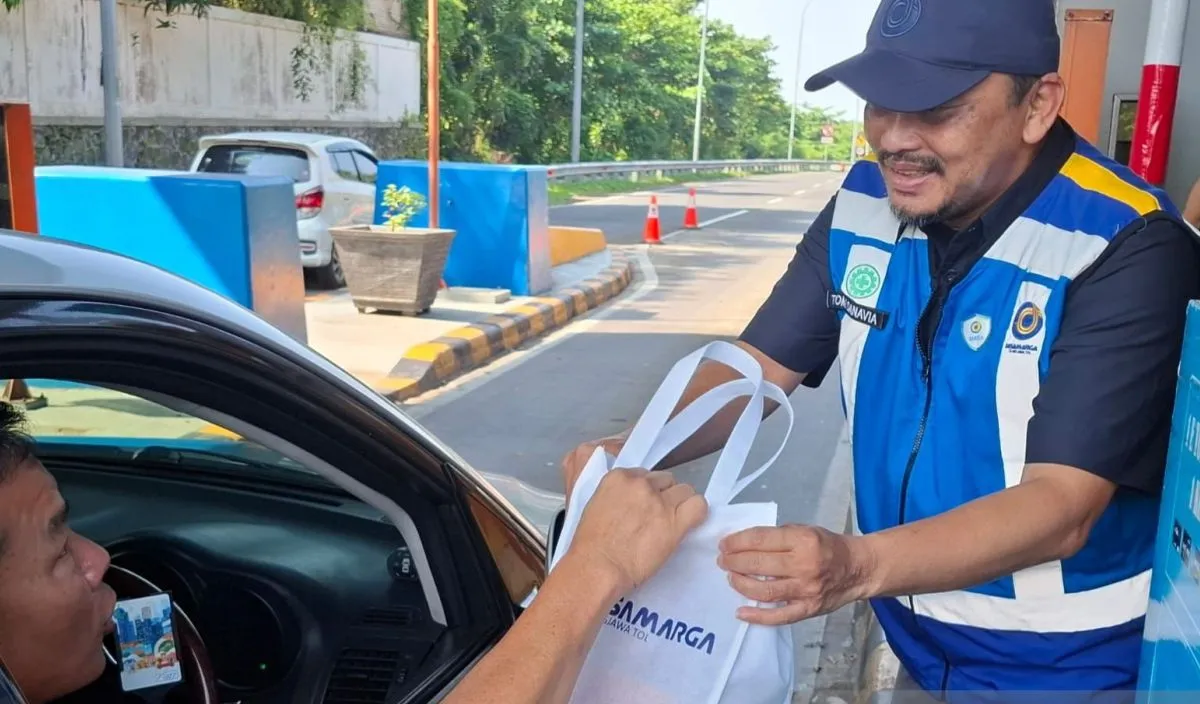 Jasa Marga Beri Apresiasi Pengguna Jalan di Hari Konsumen Nasional: 400 Bingkisan Disebar di Tol Trans Jawa