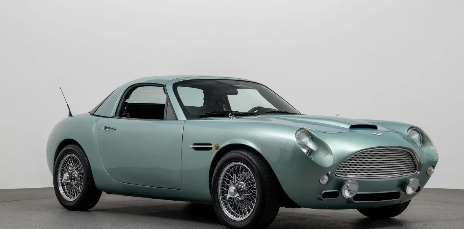 Mazda Miata Berwajah Aston Martin Klasik Dijual, Hilangkan Fitur Keselamatan Penting