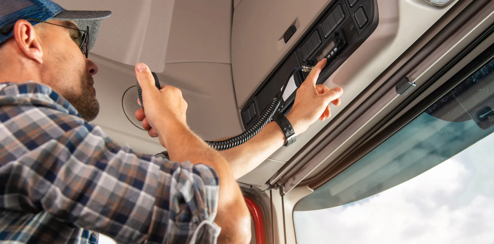 Radio CB Masih Digunakan Sopir Truk di Era Modern