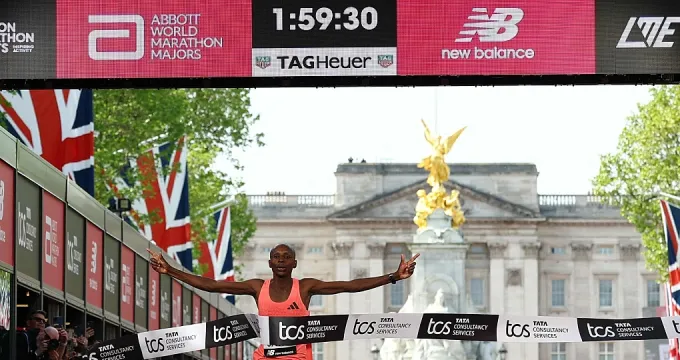 Sejarah Terukir di London Marathon: Sawe Pecahkan Rekor Marathon di Bawah Dua Jam