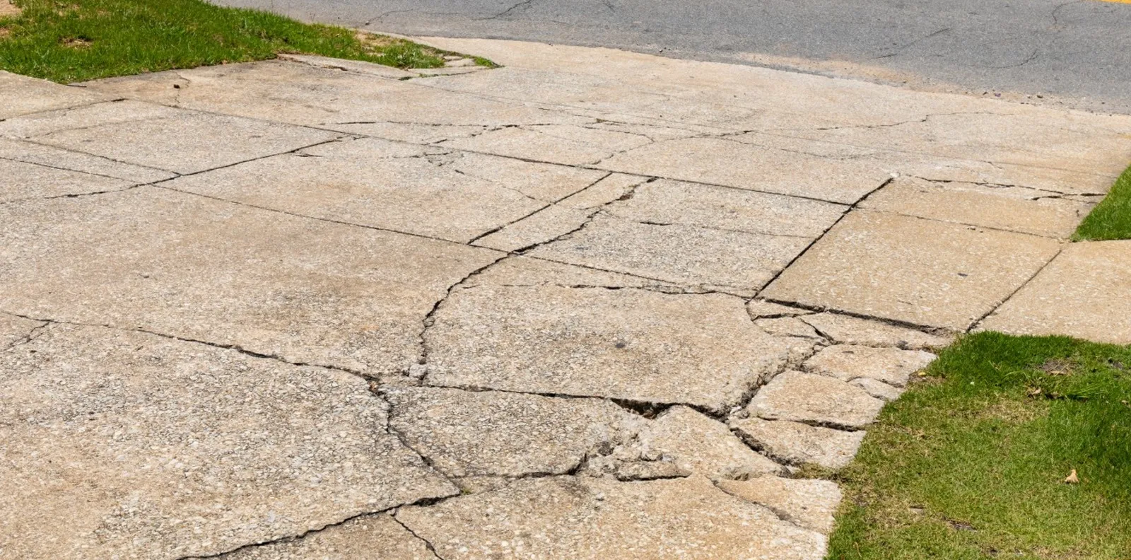 Kapan Sebaiknya Perbaiki atau Ganti Jalan Masuk Beton?