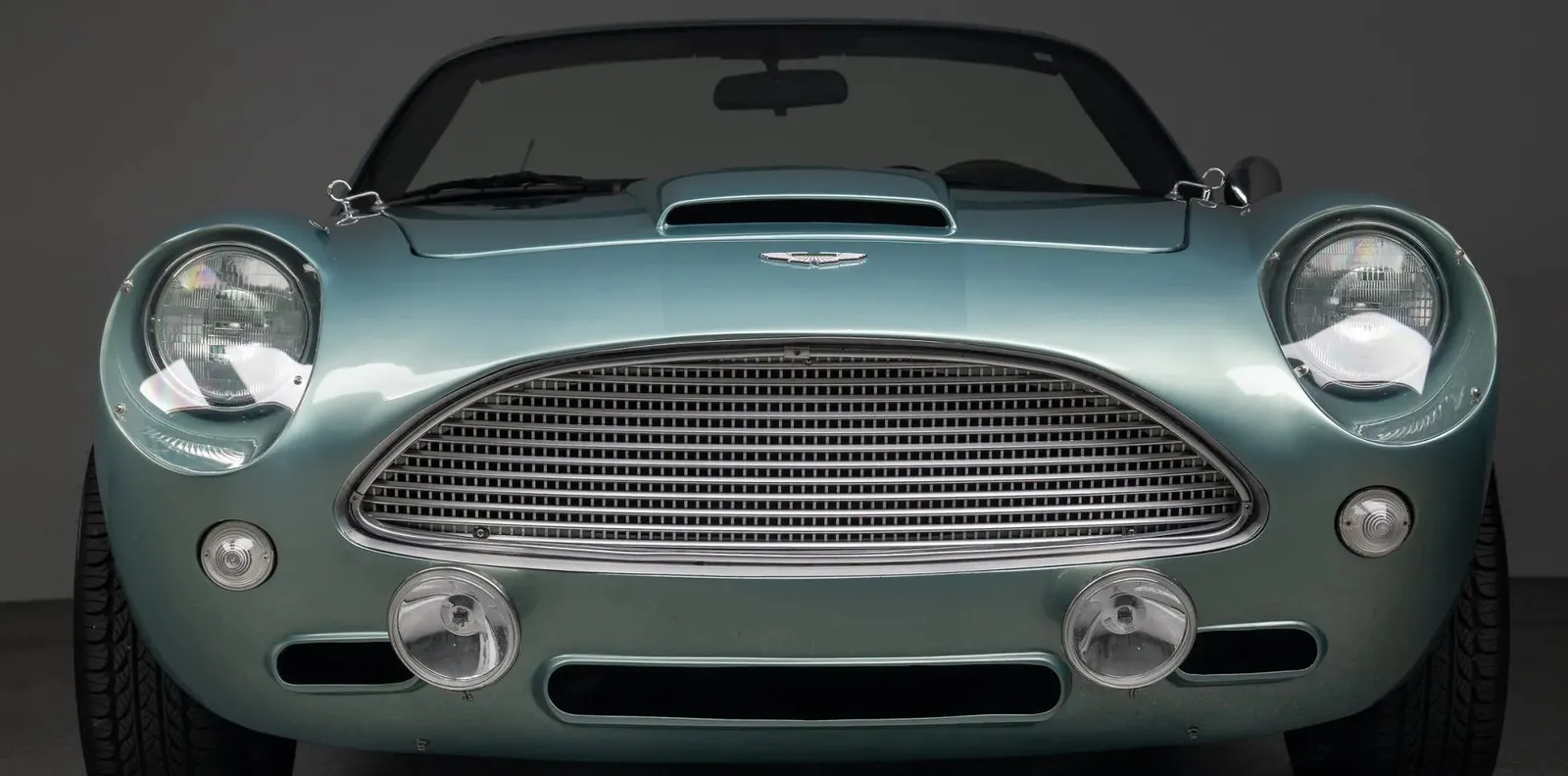 Aston Martin Tarik Paksa Lelang Mazda Miata Modifikasi Bergaya Klasik