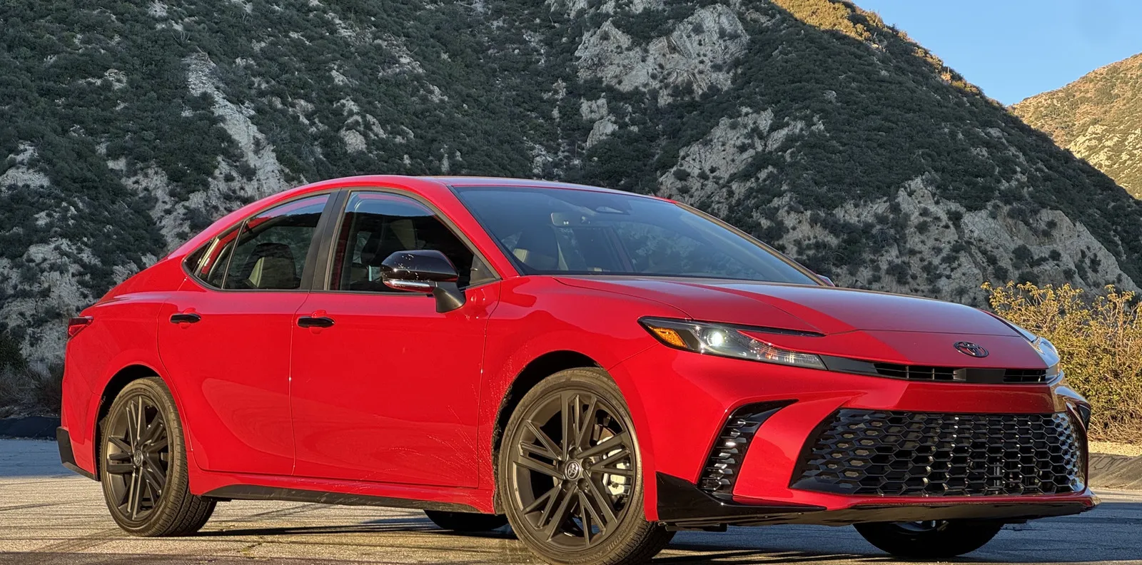 Toyota Camry Edisi Nightshade 2026 Tawarkan Tampilan Sporty pada Sedan Populer
