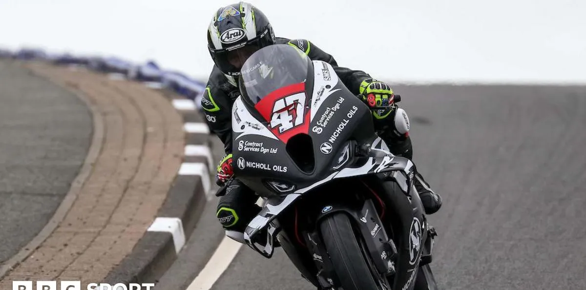 Richard Cooper Dominasi Kualifikasi Awal NW200 di Tengah Cuaca Berubah-ubah