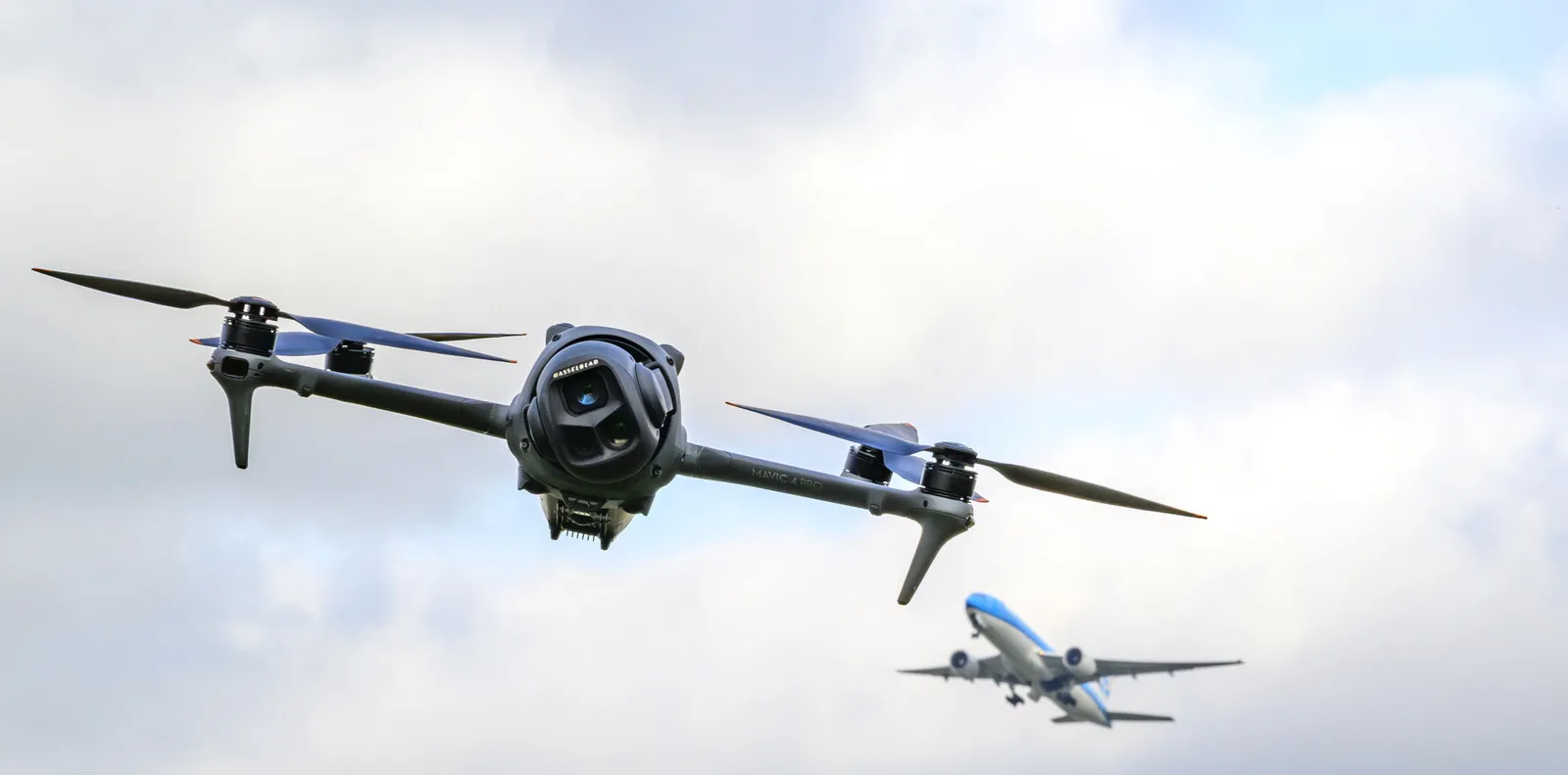 Pesawat Penumpang United Diduga Tabrak Drone Konsumen di Ketinggian 3.000 Kaki