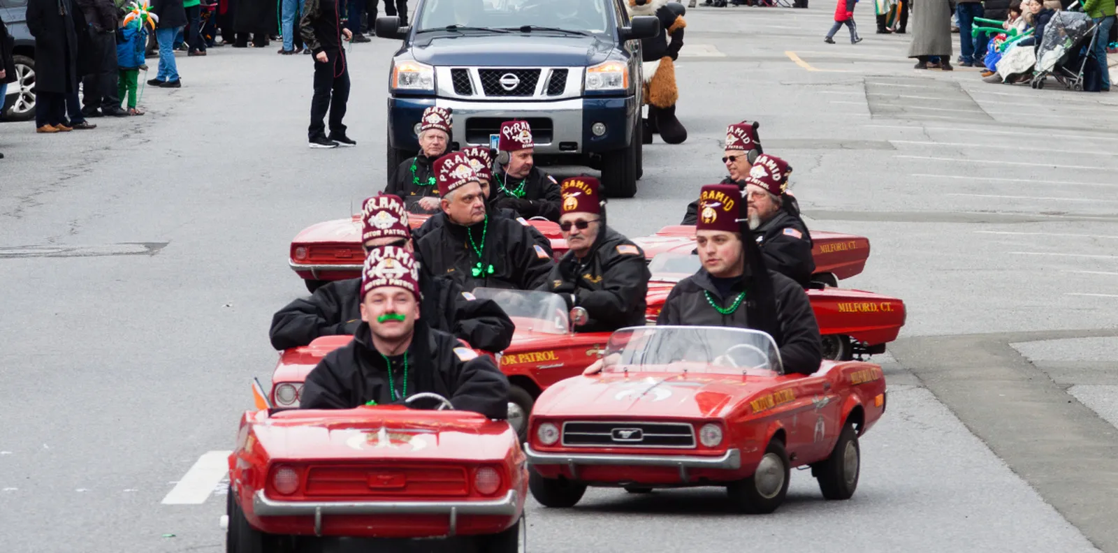 Alasan Shriners Menggunakan Mobil-Mobil Kecil di Parade