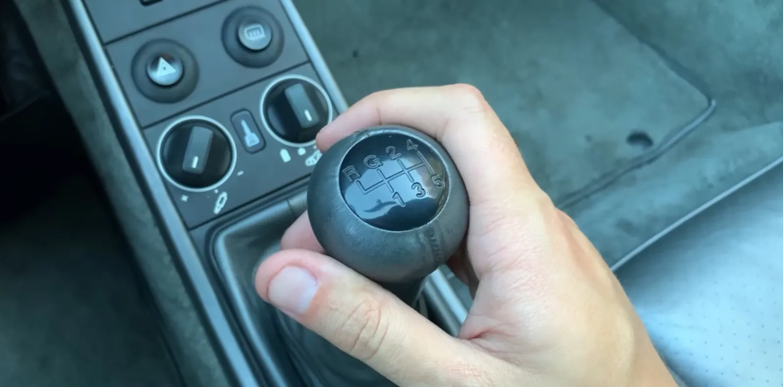 Arti Huruf 'G' pada Tuas Transmisi Manual Mobil