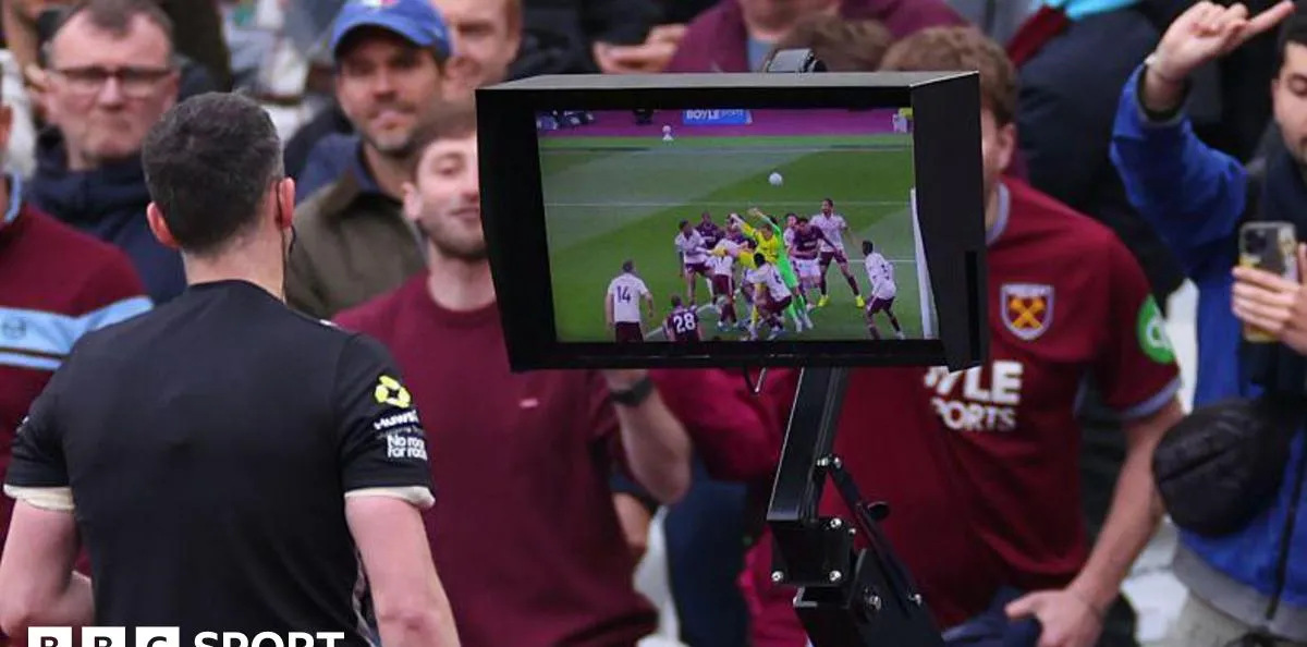 Kepala Wasit Konfirmasi Konsultasi Soal Genggaman Berlebihan di Kotak Penalti Pasca Gol West Ham Dianulir