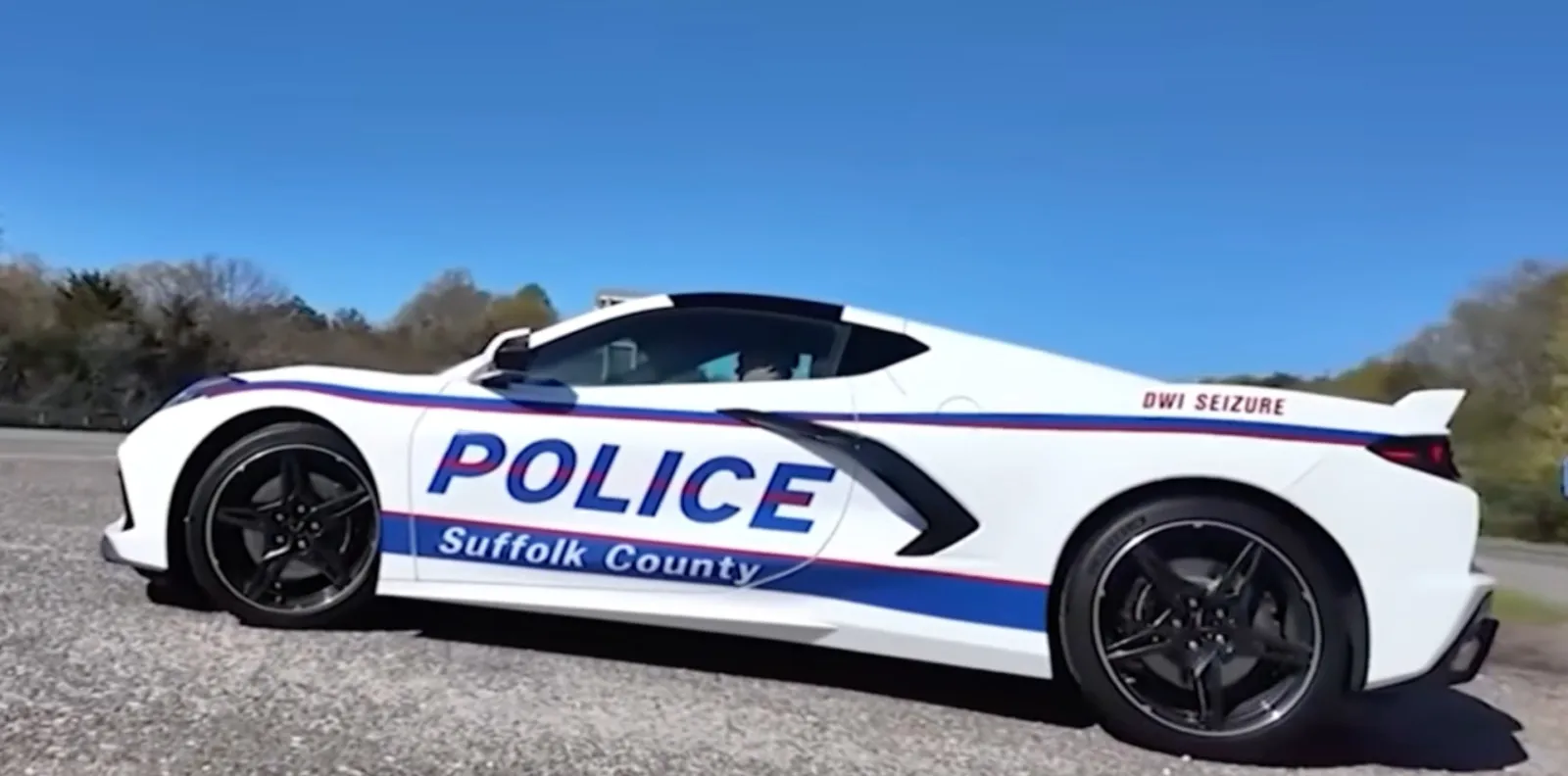 Polisi Long Island Gunakan Chevrolet Corvette Sitaan untuk Kampanye Anti-Mabuk Berkendara