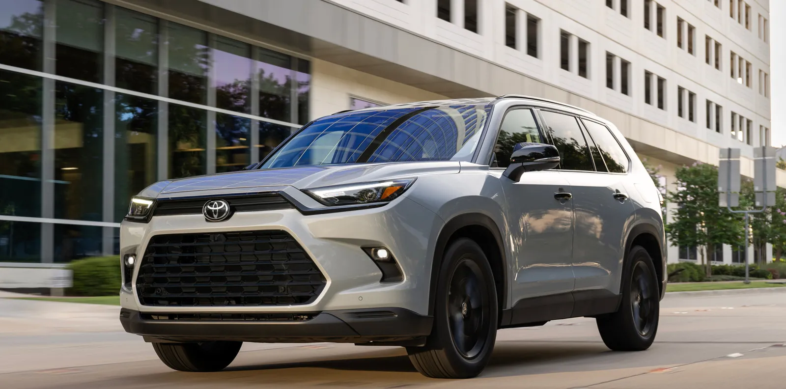 Perbandingan Ruang Kabin Toyota Grand Highlander dengan Highlander Standar