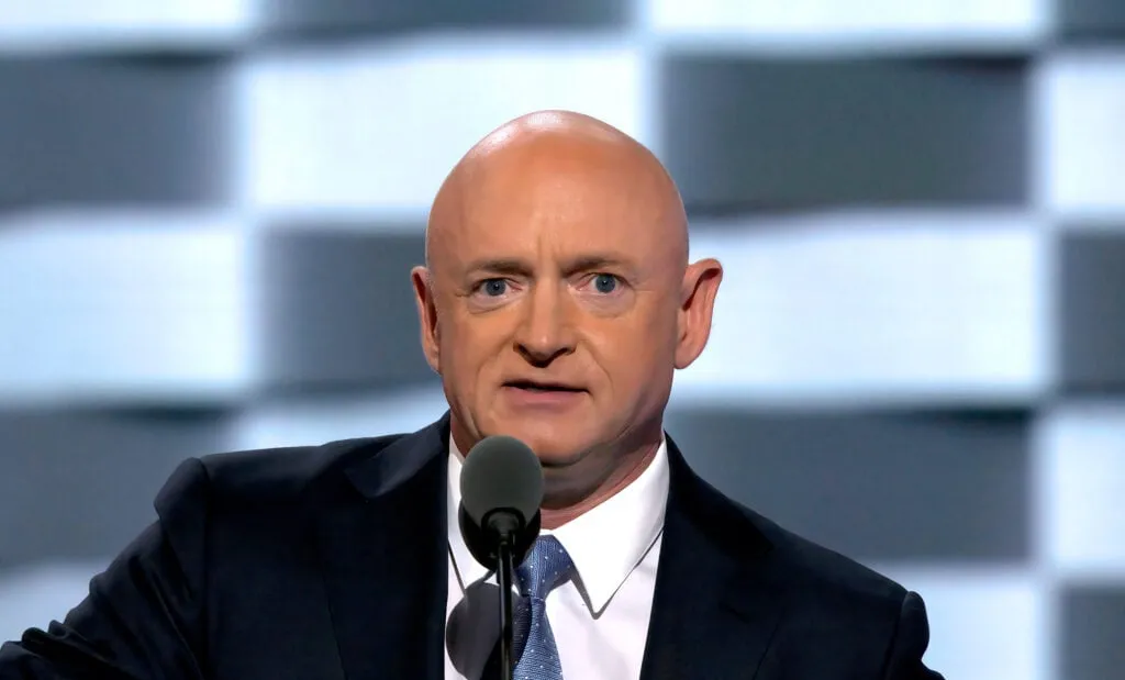 Senator AS Mark Kelly Kritik Kebijakan Tarif Era Trump, Minta Pengembalian Dana ke Konsumen