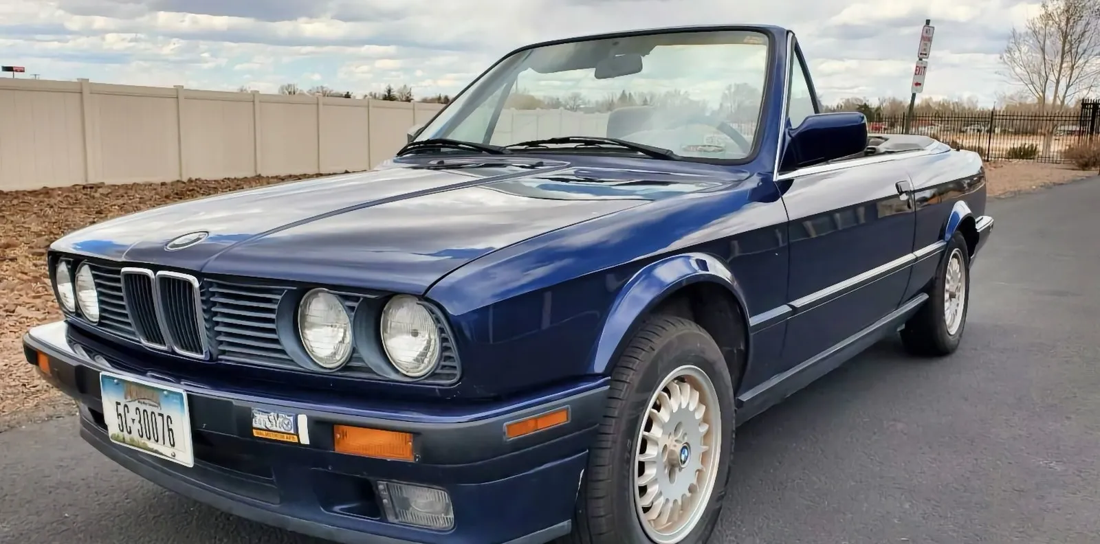 BMW 318i Convertible 1992 Dijual Seharga $8.950, Apakah Layak Dibeli?