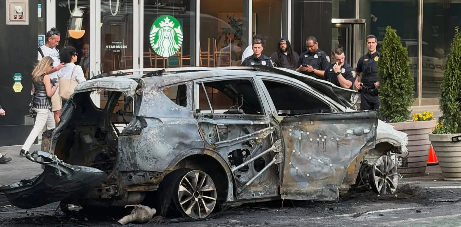SUV Meledak Dekat Patung Charging Bull di New York, Tidak Ada Korban Jiwa