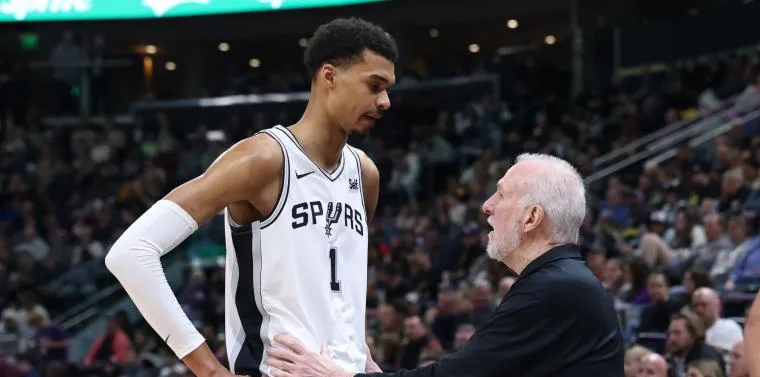 Victor Wembanyama Terlihat Berdiskusi dengan Mantan Pelatih Spurs Gregg Popovich Sebelum Laga Playoff