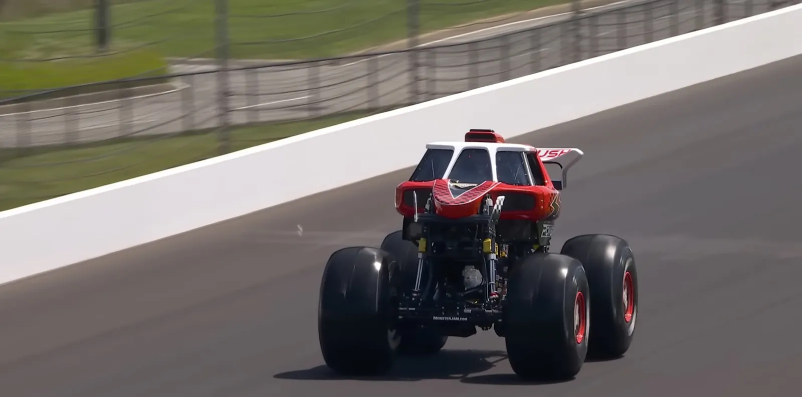 Monster Truck 12.000 Pound Pecahkan Rekor Kecepatan Dunia di Indianapolis Motor Speedway