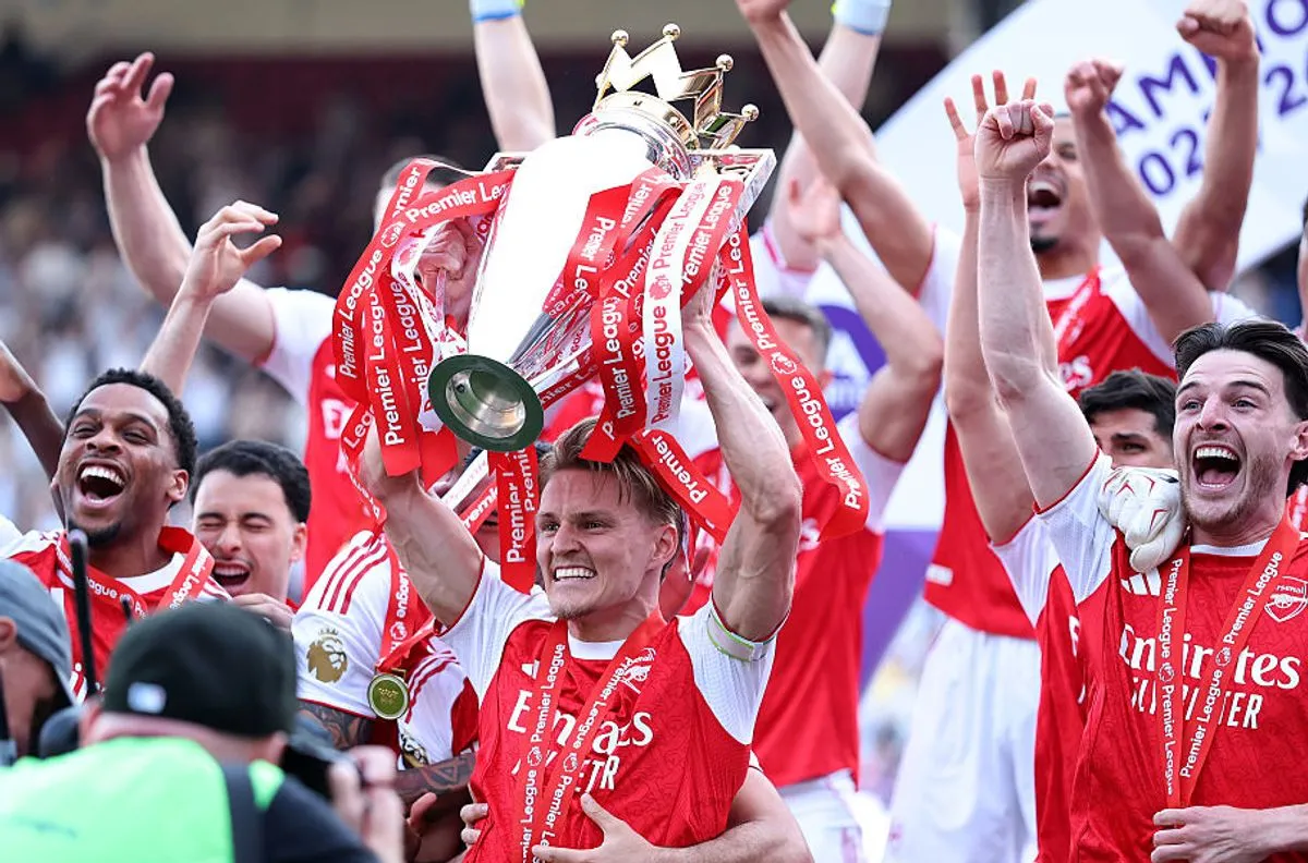 Arsenal Angkat Trofi Premier League Setelah Penantian 22 Tahun