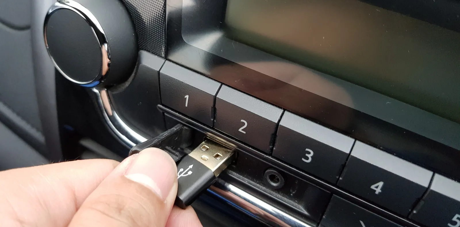 Kelebihan dan Kekurangan Menggunakan USB Flash Drive untuk Perpustakaan Musik di Mobil