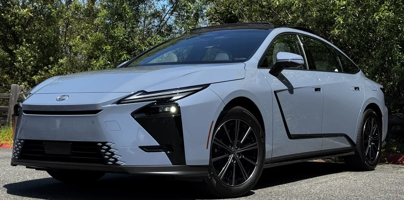 Lexus ES 2026 Tawarkan Kemewahan Terjangkau dalam Varian Hybrid dan EV