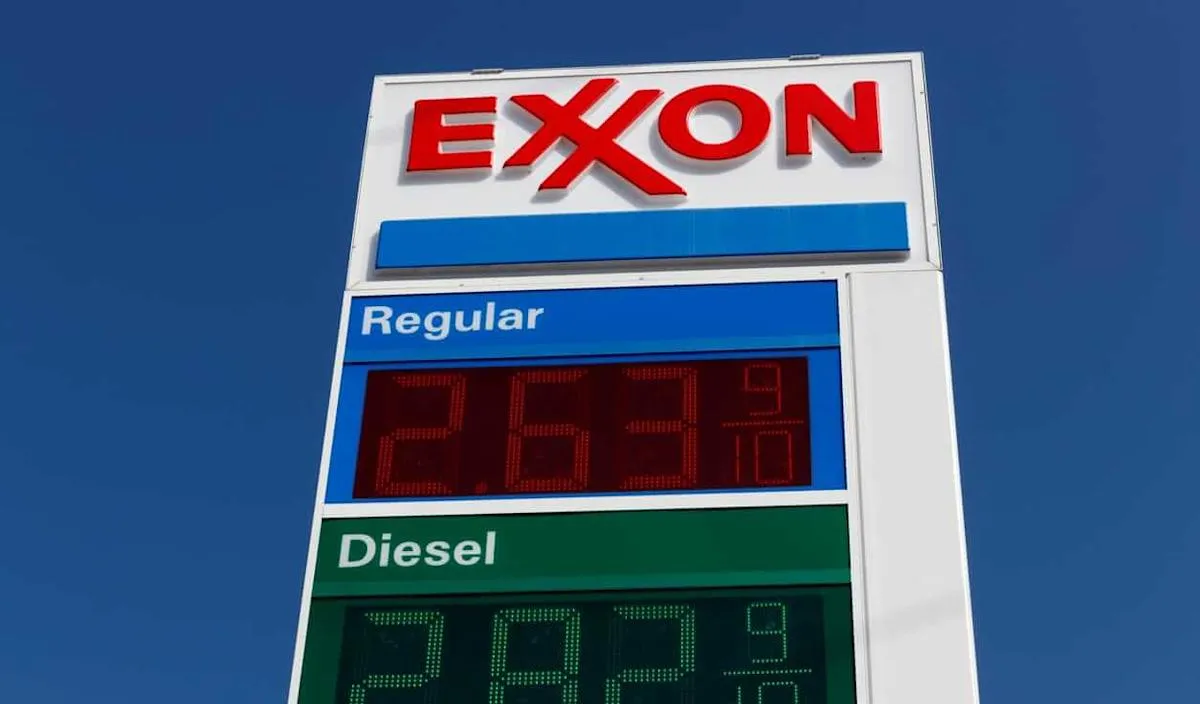 Saham Exxon Mobil Mengalami Penurunan Jangka Pendek, Namun Tetap Unggul dalam Jangka Panjang Dibanding Dow Jones