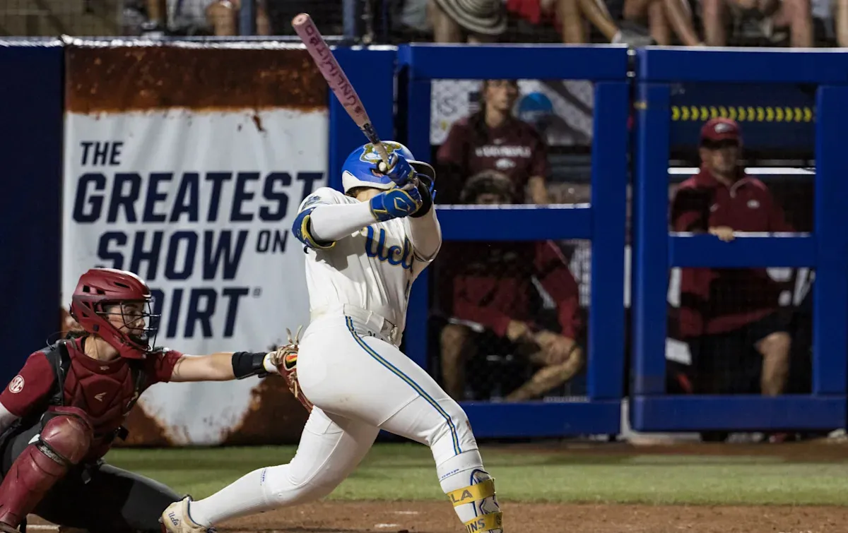 Megan Grant Pecahkan Rekor Home Run, UCLA Libas Arkansas di College World Series
