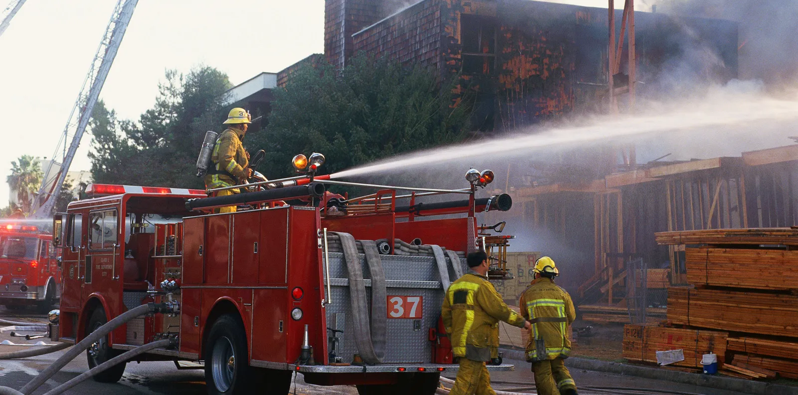Perbedaan Antara Fire Truck dan Fire Engine dalam Dunia Pemadam Kebakaran