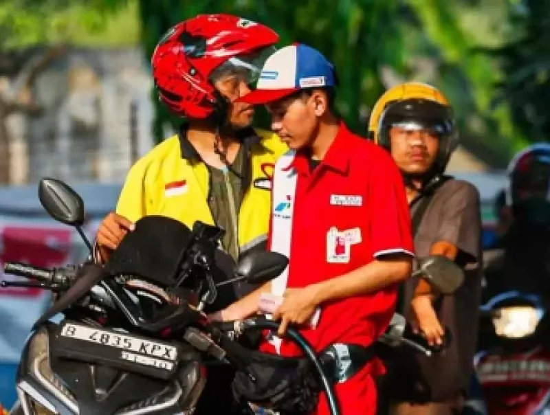 Harga Bensin Turun Selama Dua Minggu Berturut-turut, Minyak Mentah di Bawah 100 Dolar