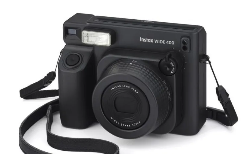 Fujifilm Instax Wide 400 Jet Black: Kombinasi Antara Fungsionalitas Analog dan Estetika Modern