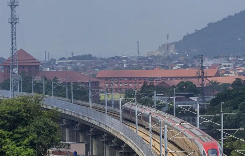 Ratusan Layang-layang Ganggu Operasional Kereta Cepat Whoosh Sejak 2024