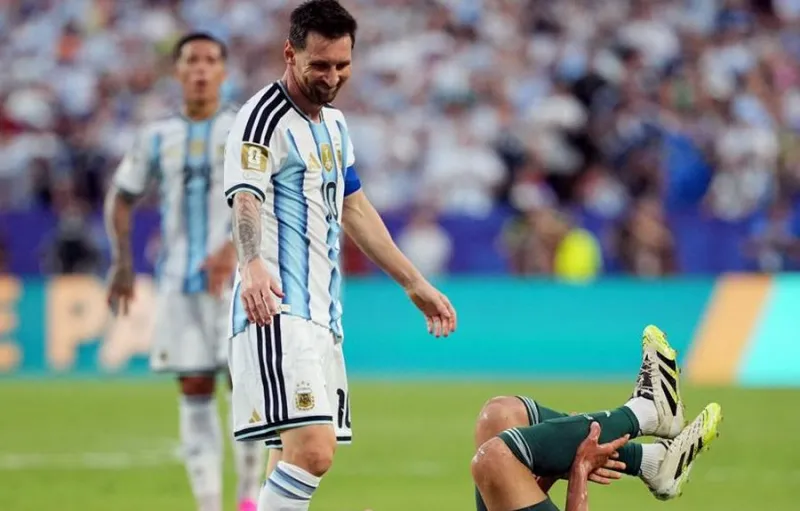 Aksi Lionel Messi Injak Betis Pemain Aljazair Picu Perdebatan dalam Kemenangan Argentina