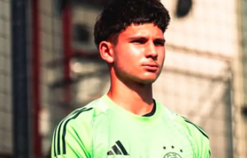 Ajax Perpanjang Kontrak Kiper Muda Keturunan Indonesia Giovanni van der Wijst Hingga 2029