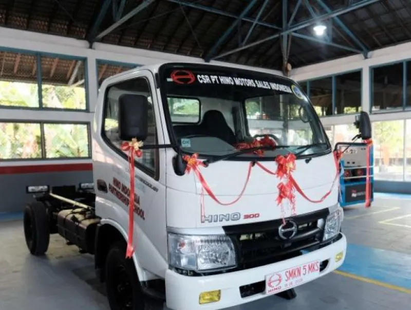 Hino Sumbangkan Truk untuk Pelatihan Vokasi di SMKN 5 Makassar