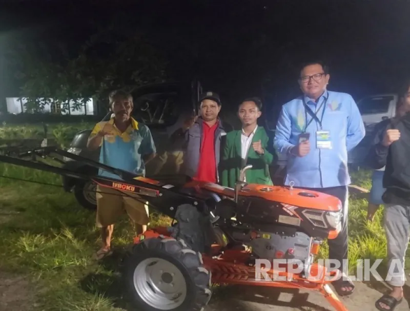 Mahasiswa Sampaikan Aspirasi Petani, Mentan Amran Langsung Beri Bantuan Hand Tractor ke Pohuwato