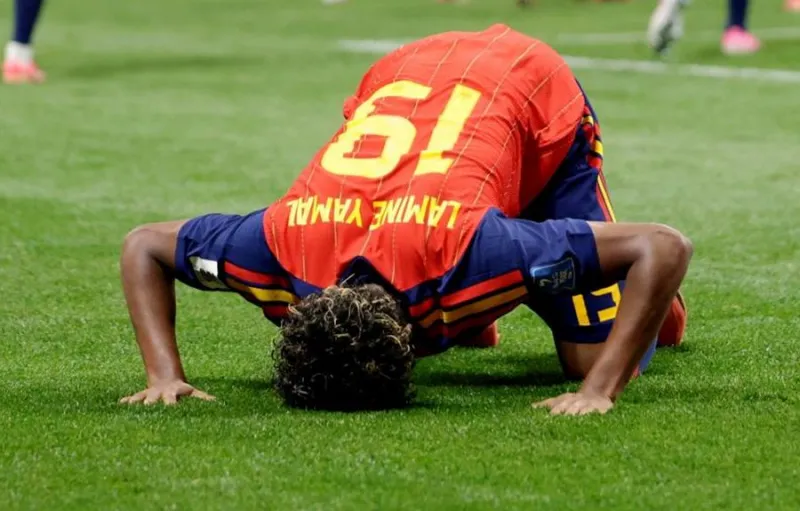 Lamine Yamal Rayakan Gol Perdana Piala Dunia dengan Sujud Syukur