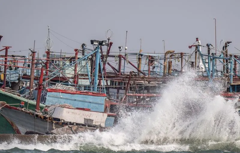 Siklon Tropis Mekkhala Picu Gelombang Tinggi di Perairan Indonesia