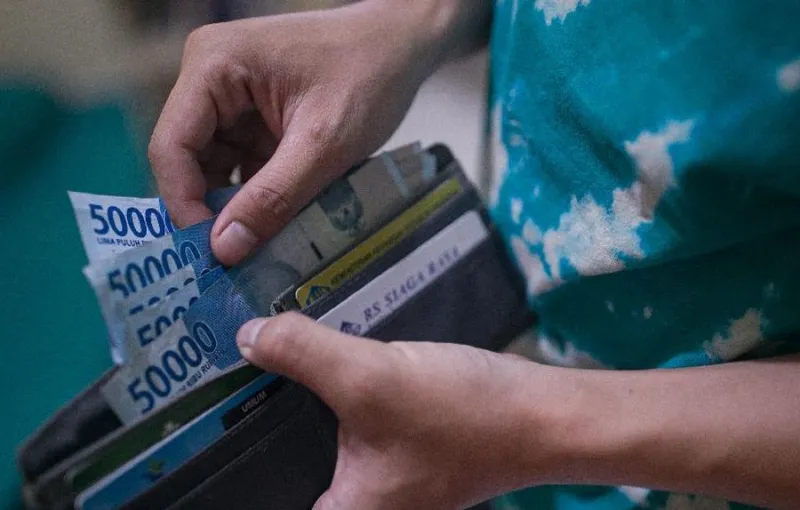 Rupiah Dekati Rp18.000 per Dolar AS, Ancaman Inflasi Impor bagi Konsumen Indonesia