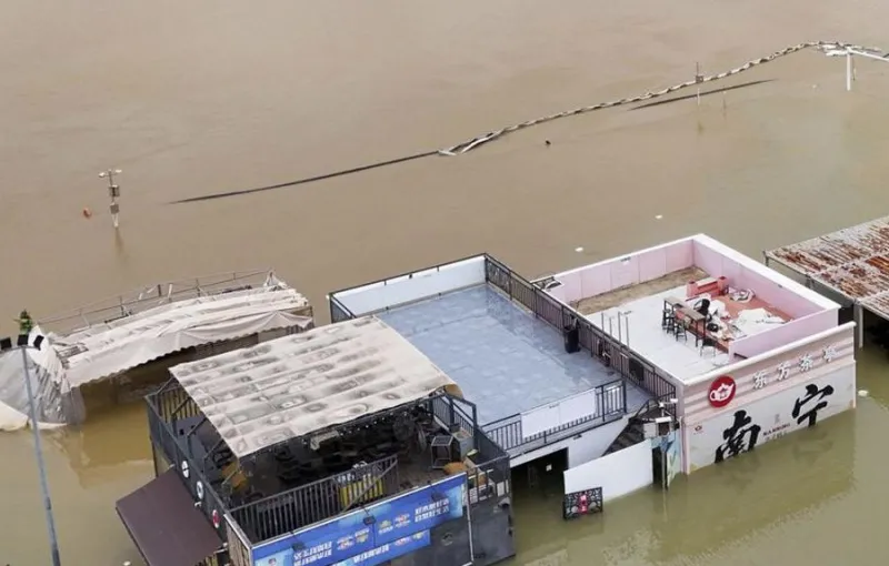 China Gunakan Jembatan Apung Bertenaga untuk Evakuasi Ribuan Warga Terjebak Banjir