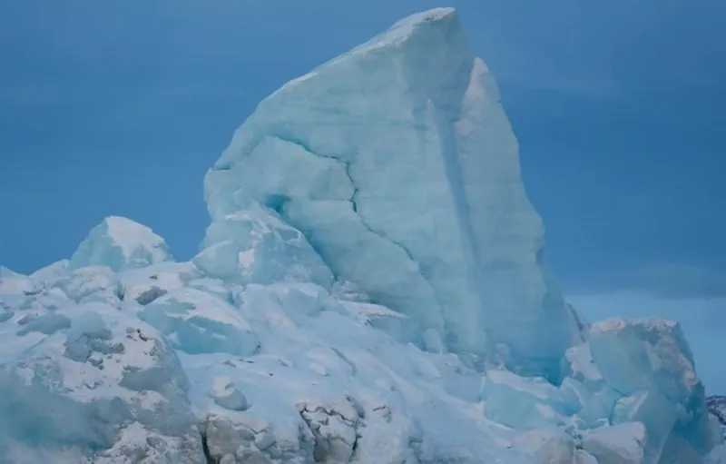Gunung Es Raksasa di Greenland Terbalik dan Menghasilkan Gelombang Kuat