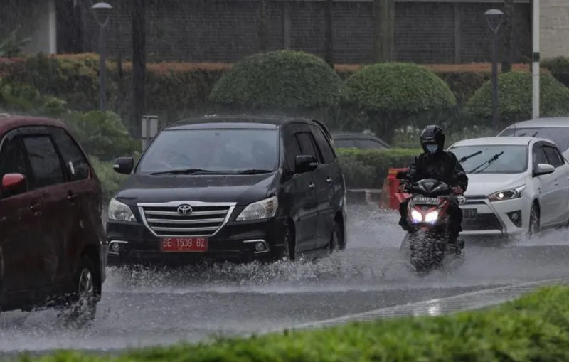 BMKG Peringatkan Potensi Hujan Petir dan Gelombang Laut Tinggi Hari Ini