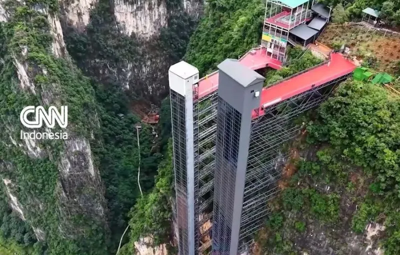 Lift Tebing 280 Meter di China Persingkat Waktu Tempuh Siswa ke Sekolah