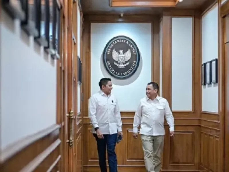 Sekretaris Kabinet Teddy Indra Wijaya dan Haji Isam Bahas Perkembangan Investasi dan Hilirisasi
