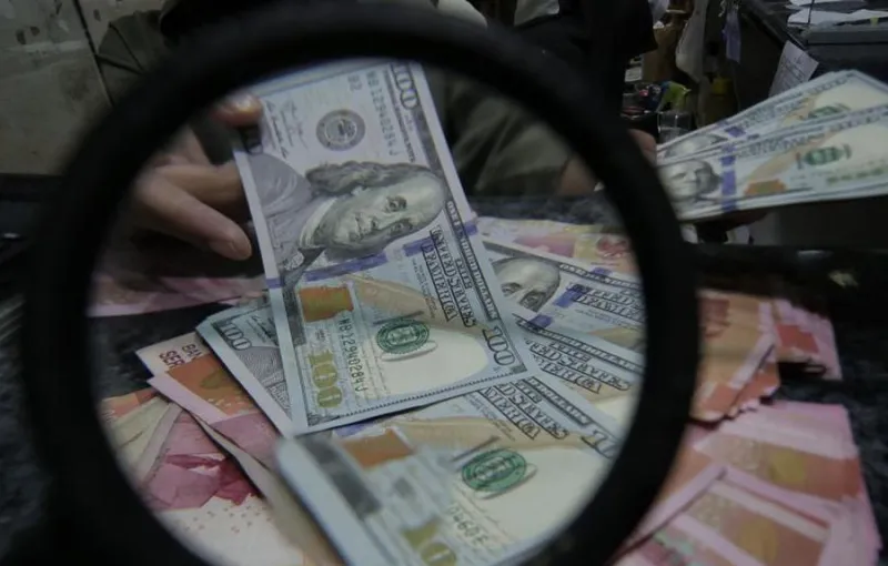 Rupiah Melemah Terhadap Dolar AS Akibat Kenaikan Harga Minyak dan Data Ritel